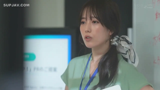 半身照 · 自然 · 办公室 · 站立 · 交流 · 职业女性 · 工牌 · 绿色职业装