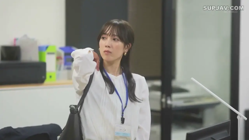 办公室 · 站立 · 白襯衫 · 自然 · 半身 · OL · 工牌 · 整理背包