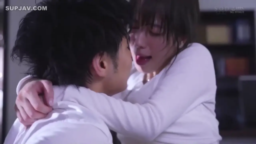 室内 · 迷离 · 白衬衫 · 面部特写 · 成人内容 · 亲吻 · 搂抱