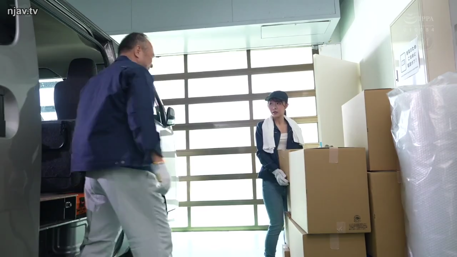 Whole body · Stand · cardboard box · 仓库 · Work clothes · 惊讶 · 职场角色扮演 · 搬运