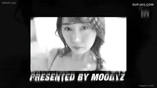 室内 · 脸部 · 平静 · 注视 · 正面 · 吊带内衣 · 黑白滤镜