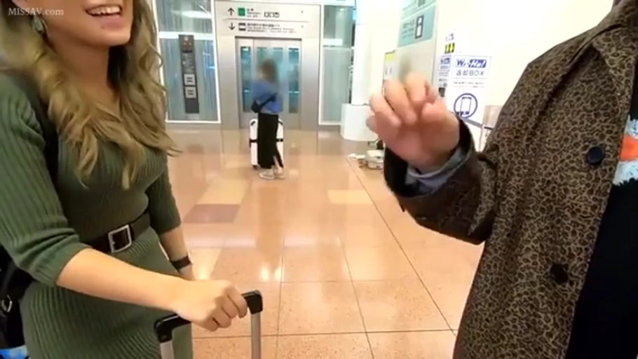 中景 · 站姿 · 机场 · 紧身针织裙