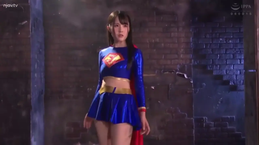 严肃 · 角色扮演 · 站立 · 中景 · 摆拍 · 红色披风 · 超女Cosplay服 · 废墟砖墙