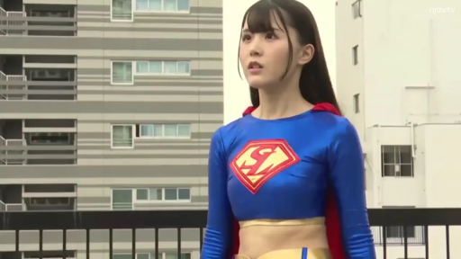 Role-playing · Standing Posture · 上半身特写 · 迷茫 · 楼顶 · 红色披风 · 站立凝视 · 蓝色露脐超级英雄制服