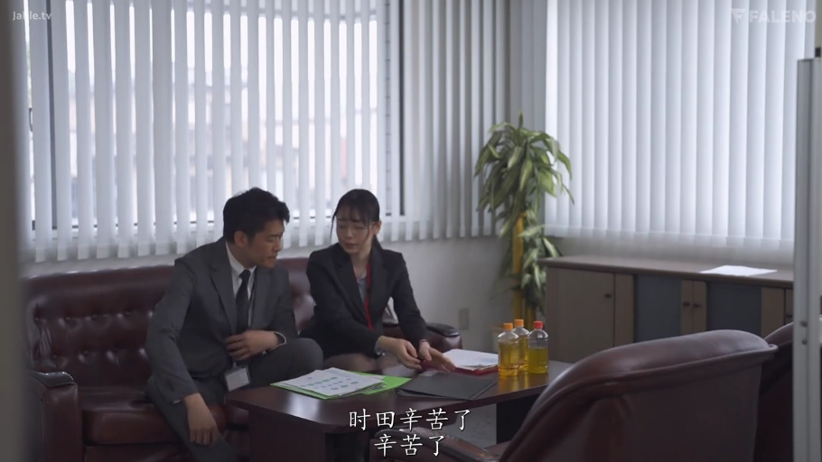 室内 · 坐姿 · 口罩 · 脸部 · 羞涩 · 口罩 · 制服诱惑 · 拉开衣服展示胸部