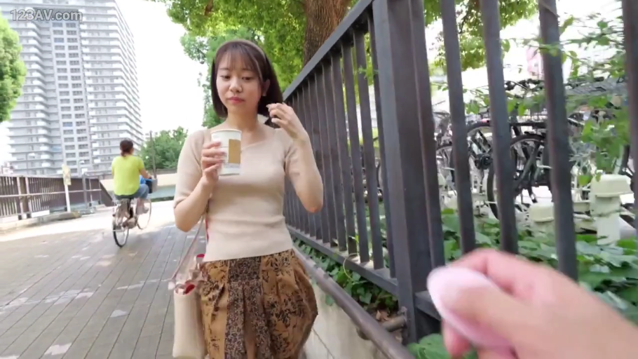 一人称視点 · 行走 · 中景 · 自然 · 印花长裙 · 遥控器 · 水を飲む · 户外街道