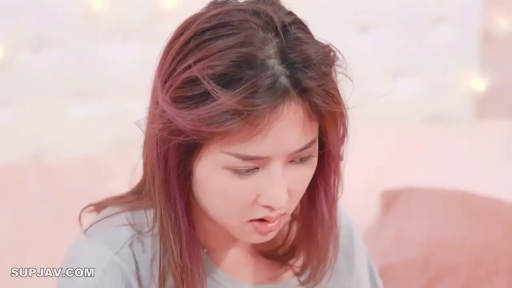 全身 · 卧室 · 枕头 · 居家 · 平淡 · 开腿坐姿 · 整理衣物 · 灰色宽松T恤