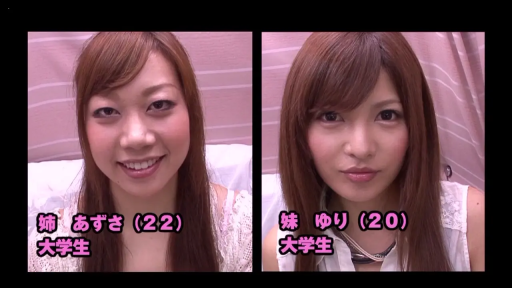 室内 · 脸部特写 · 微笑 · 白色蕾丝上衣 · 注视镜头 · 正面 · 姐妹