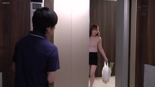 室内 · 低头 · 站立 · 平静 · 书房 · 书架 · 乳沟 · 低胸装