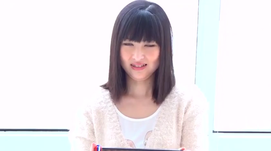 室内 · 座り姿勢 · 半身 · 毛衣 · 眯眼笑 · 持物 · 齐刘海 · 盒子