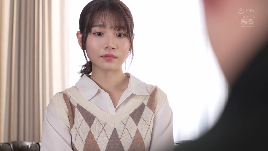 室内 · 坐姿 · 忧郁 · 针织背心 · 马尾 · 倾听 · 胸部以上