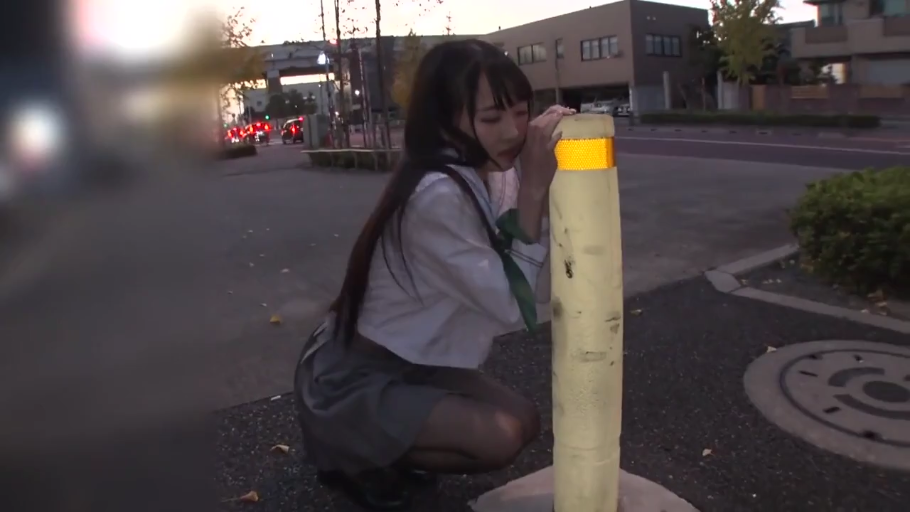 忧郁 · 校服 · 蹲姿 · 中景 · 制服 · 户外街道 · 依偎 · 防撞柱