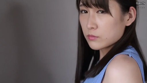 室内 · 严肃 · 侧身 · 面部特写 · 注视 · 亚洲女性 · 蓝色背心