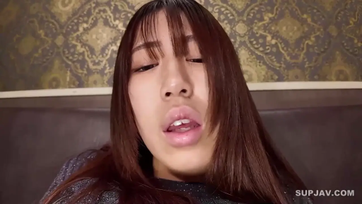 室内 · 脸部特写 · 诱惑 · 长发 · 微张嘴巴 · 抬头注视 · 黑色亮片上衣