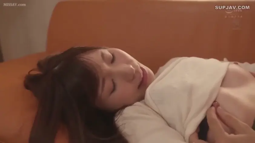 沙发 · 摸乳 · 胸部特写 · 享受 · 白色上衣 · 躺卧