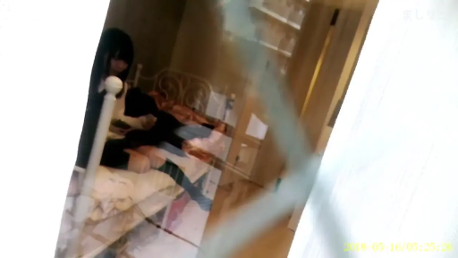 坐姿 · 卧室 · 中景 · 偷窥视角 · 手机 · 无表情 · 玩手机 · 过膝袜