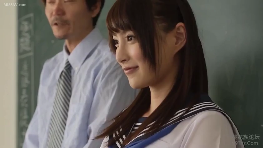 教室 · 站立 · 近景 · 水手服