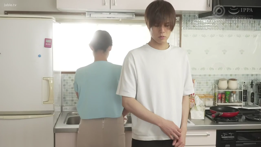 忧郁 · 站立 · 中景 · 休闲装 · 剧情 · 厨房 · 冰箱 · 家务