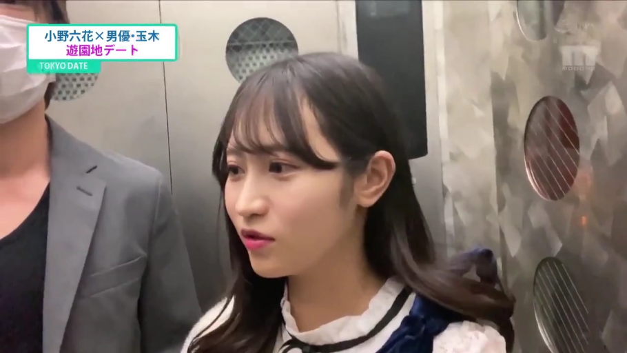 面部 · 站立 · 白衬衫 · 自然 · 剧情 · 口罩 · 电梯 · 约会