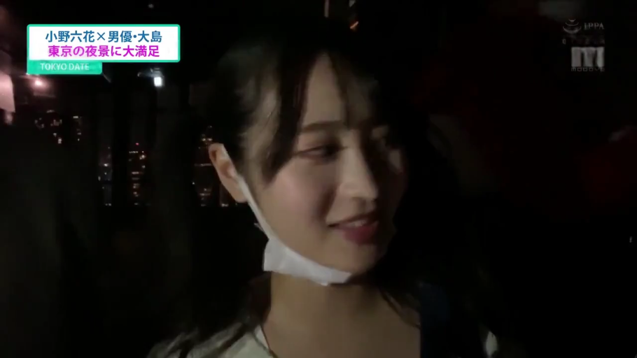 脸部特写 · 羞涩 · 休闲服饰 · 夜间户外 · 口罩 · 侧头 · 微笑交流 · 低光照环境