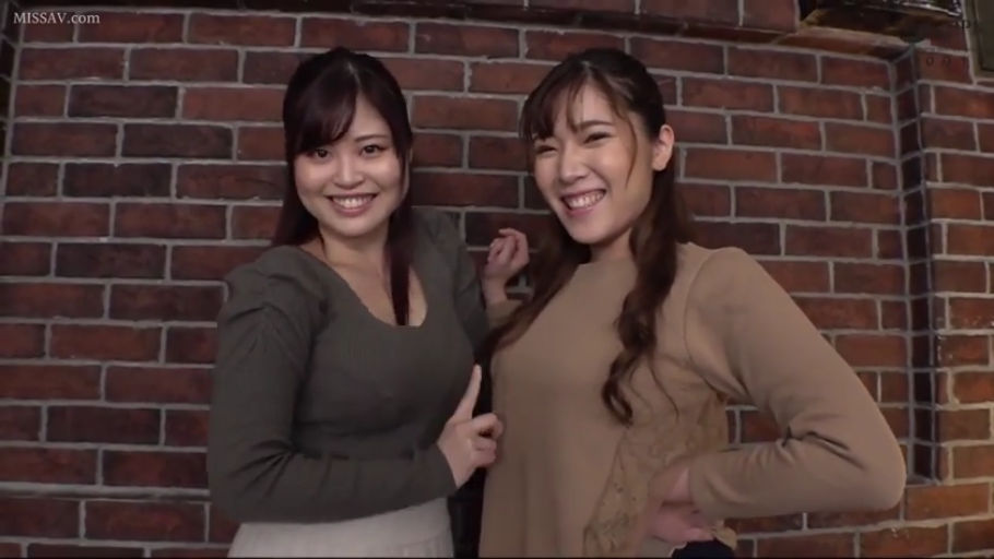 室内 · 站立 · 微笑 · 半身 · 双人 · 互动 · 休闲服