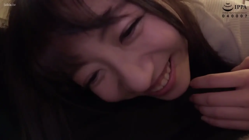 卧室 · 微笑 · 面部特写 · 对视 · 长发 · 居家服 · 躺卧