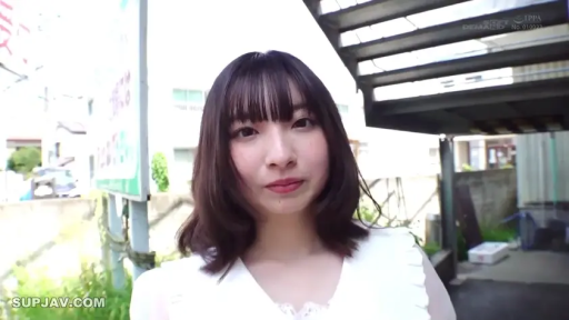 眼镜 · 电车车厢 · 成人内容 · 下体特写 · 痛苦表情 · 猥亵行为 · 靠坐姿 · JK制服与白色内裤