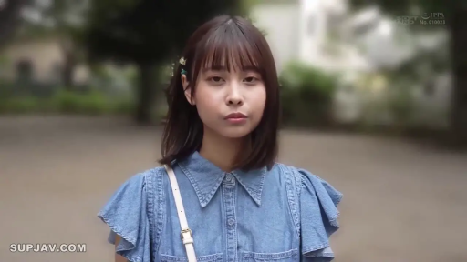 站姿 · 注视镜头 · 公园 · 头部特写 · 齐刘海 · 牛仔短袖衬衫 · 清纯表情 · 白色包带