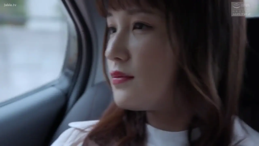 坐姿 · 忧郁 · 脸部 · 白色上衣 · 车内 · 望向窗外