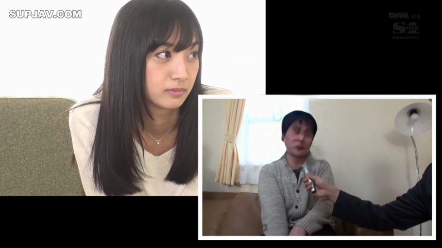 Indoor · Sitting Posture · Close-up of the face · 白色V领毛衣