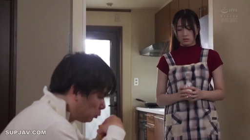 站姿 · 全景 · 平静 · キッチン · 冰箱 · 格子围裙 · 倒牛奶