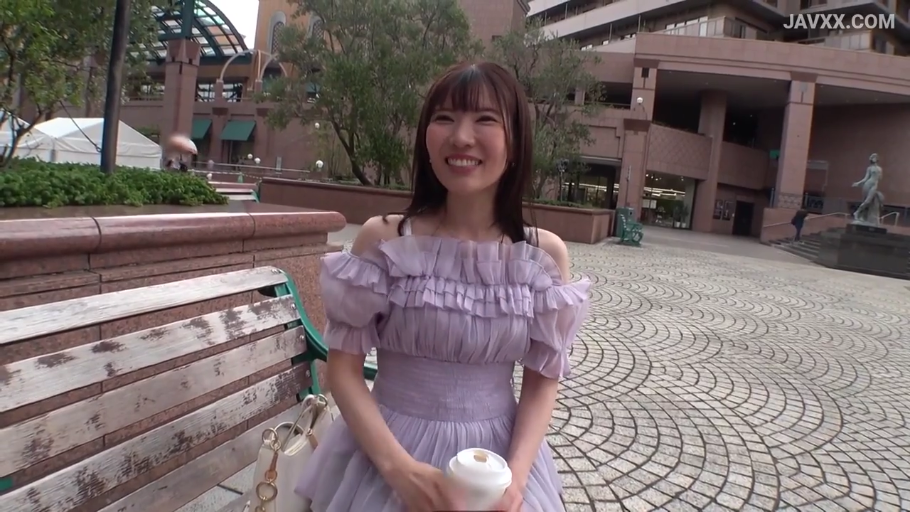 室内 · 面部 · 自然 · 中文字幕 · 谈话 · 日常服饰 · 正面
