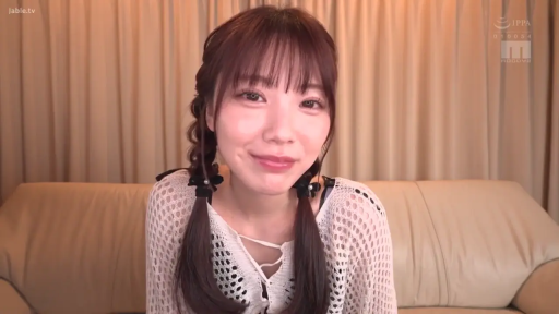 微笑 · 面部特写 · 凝视 · 双马尾 · 室内沙发 · 正面坐姿 · 白色镂空针织衫