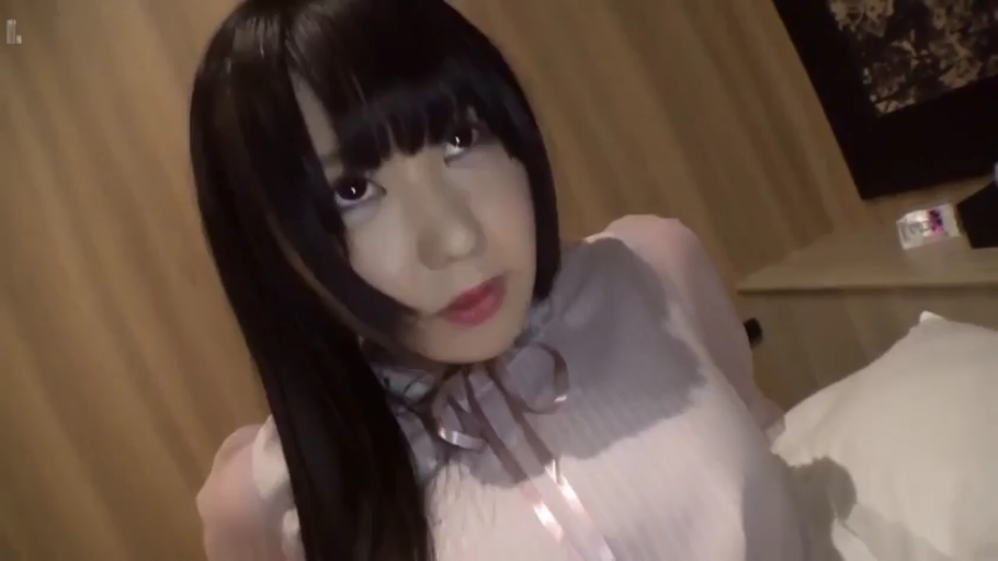 室内 · 单人 · 顔 · シャツ · 注視 · 俯瞰撮影 · 冷淡