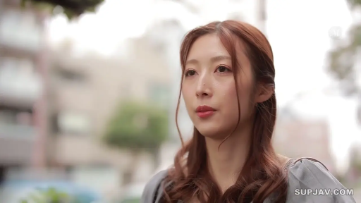 脸部 · 站立 · 自然 · 便服 · 凝视 · 户外 · 长发