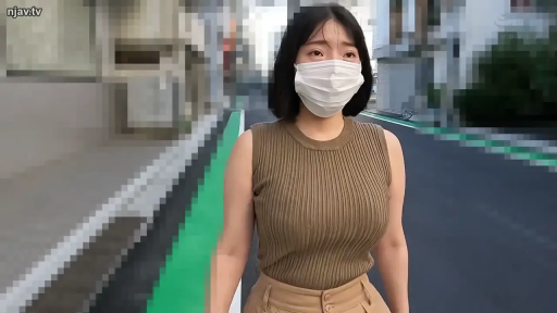 站立 · 巨乳 · 平静 · 户外 · 无袖上衣 · 口罩 · 走动 · 半身照