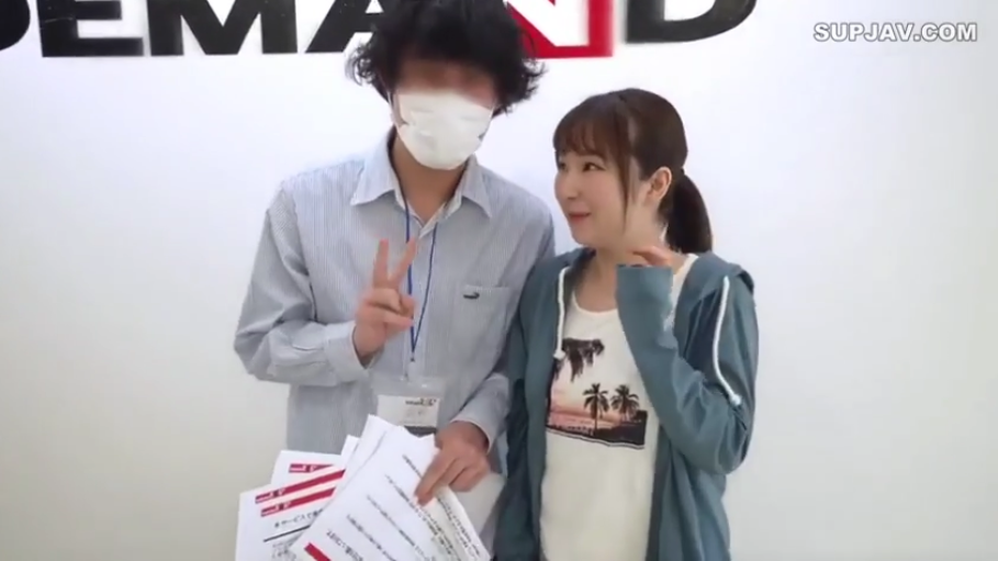 张口 · 面部特写 · 床上 · 衬衫 · 中文字幕 · 被褥 · 侧卧 · 口吹