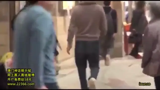 遠景 · 行走 · 休闲服 · 畫面模糊 · 背包 · 走姿 · 户外公共场所