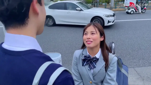 面部 · 蝴蝶结 · Smile · Kneeling posture · 书包 · Looking up · Outdoor street · 学生妹