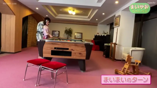 专注 · 弯腰站立 · 远景 · 浴衣 · 生活场景 · 台球桌 · 打台球 · 室内游艺室