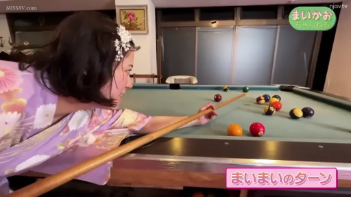 室内 · 俯身 · 专注 · 侧拍 · 台球桌 · 瞄准 · 和服浴衣 · 古典