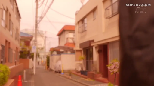 墙壁 · 深色外衣 · 建筑旁 · 模糊过曝