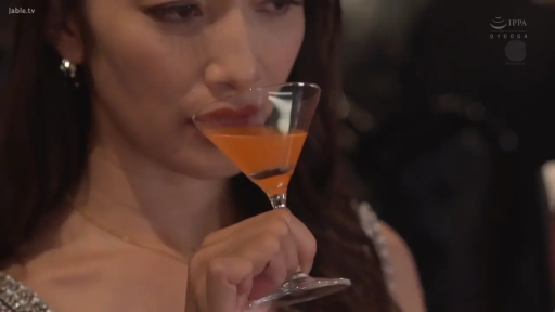 座り姿勢 · 顔部のクローズアップ · 酒杯 · 酒吧 · 饮酒 · 冷艳 · 礼服 · 名媛