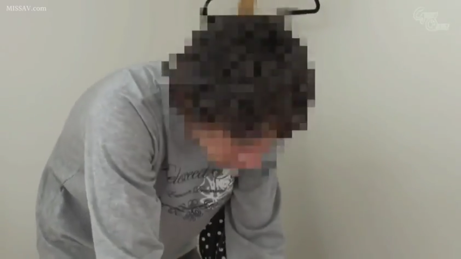 室内 · 俯身 · 口交 · 中景 · 灰色长袖