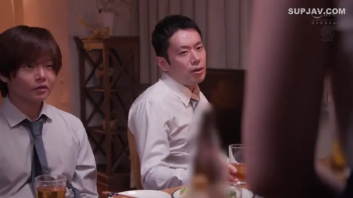 坐姿 · 交谈 · 嚴肅 · 中景 · 酒杯 · 餐厅 · 西裝襯衫