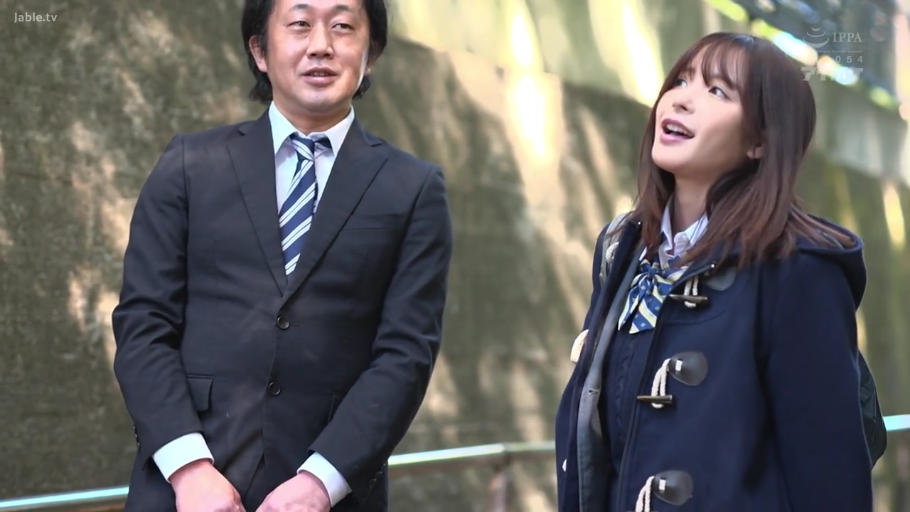 交谈 · 西装 · 站立 · 微笑 · 半身 · 剧情 · 户外