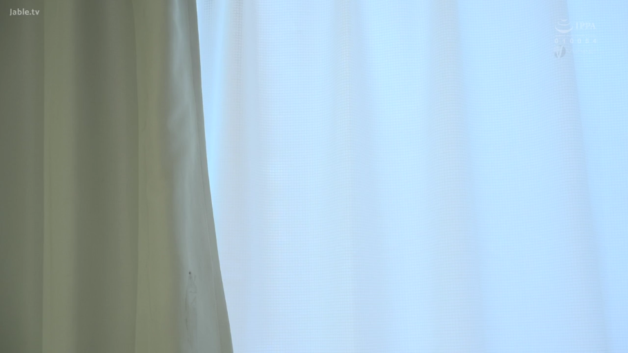 室内 · 护士帽 · 平静 · 上半身特写 · 制服诱惑 · 裸露上身 · 低头姿势 · 拿取衣物