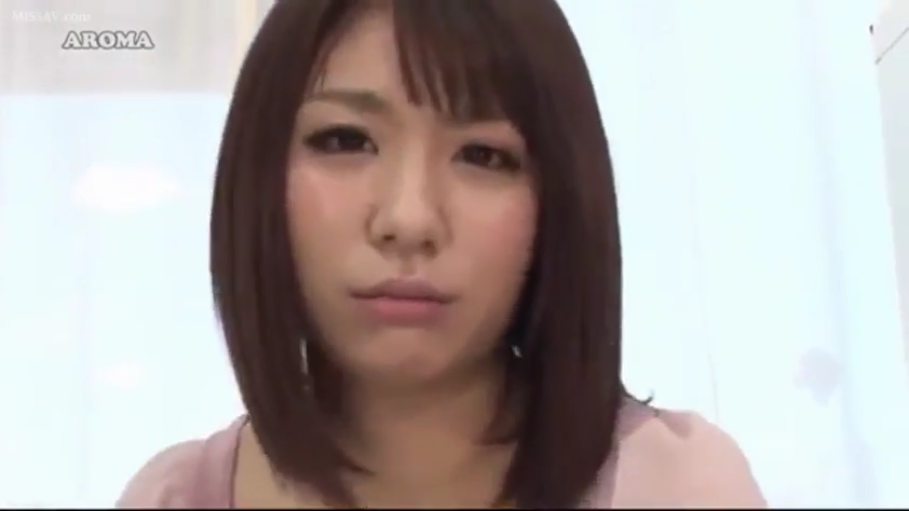 室内 · 严肃 · 面部特写 · 注视 · 粉色上衣 · 正对镜头 · 成人影片