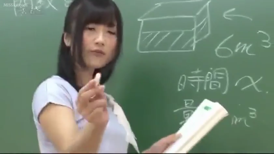 教室 · 站立 · 自然 · 半身 · 浅色衬衫 · 教学 · 粉笔 · 老师