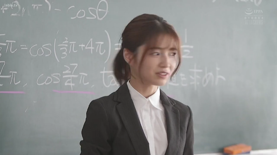 坐姿 · 交谈 · 微笑 · 半身 · 运动内衣 · 汽车 · 生活场景 · 室外车旁